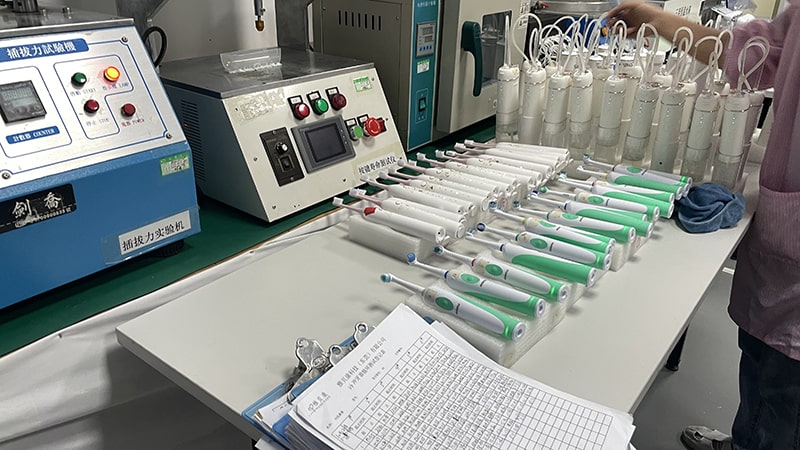 Paano tinitiyak ng tagagawa ng electric toothbrush ang kalidad at serbisyo ng produkto